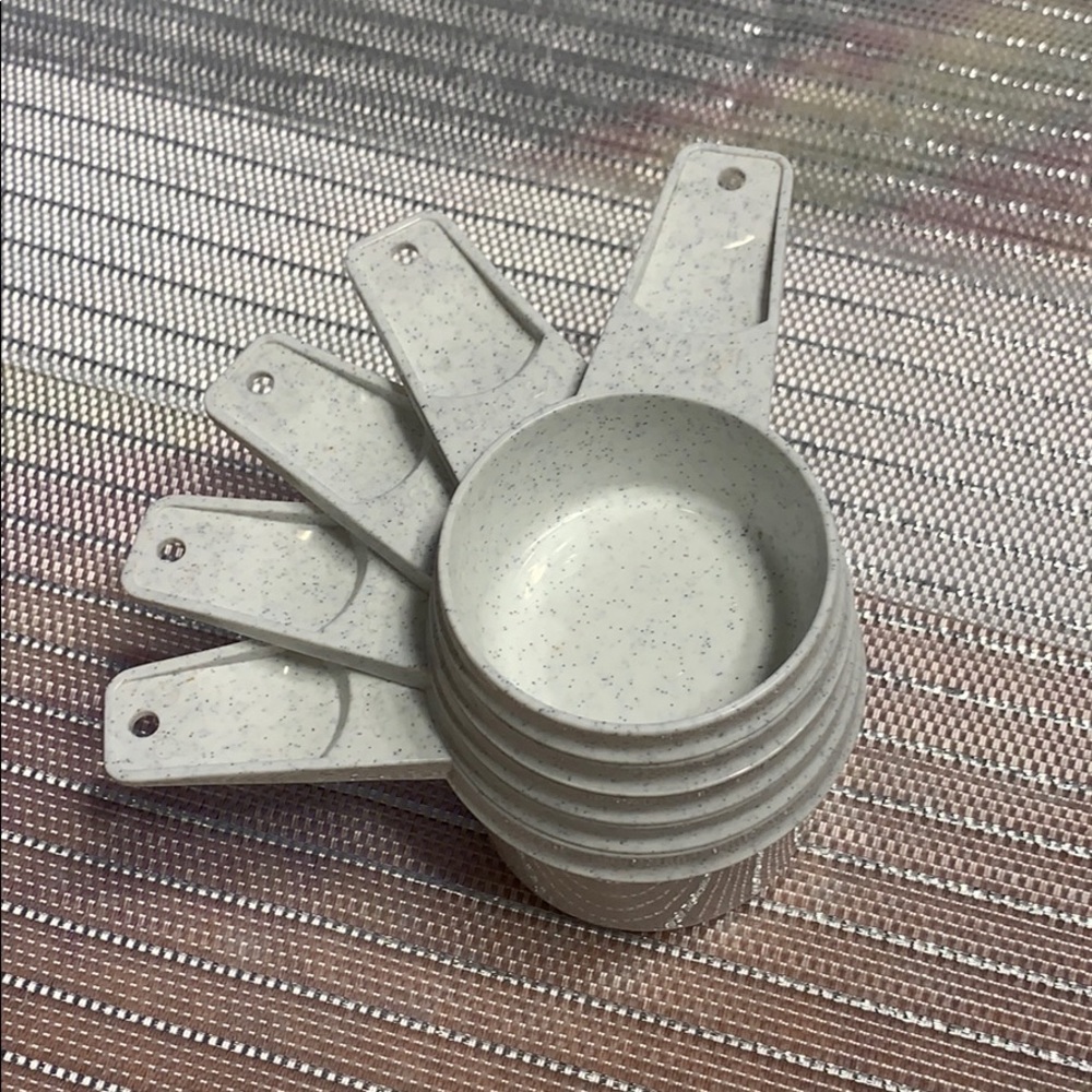 Tupperware measuring cup set